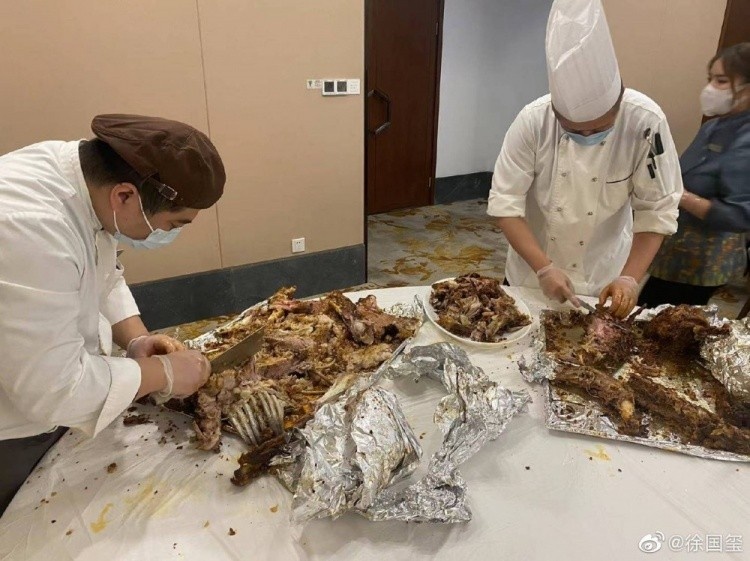 全队吃烤全羊解馋啦