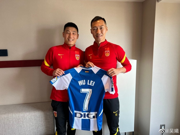 武磊同袍合影曝光
