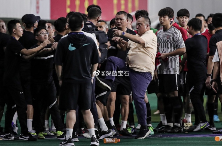 成都 vs 梅州赛后闹翻