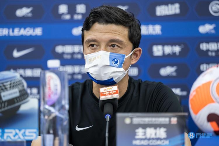 与数万名球迷共同见证精彩比赛