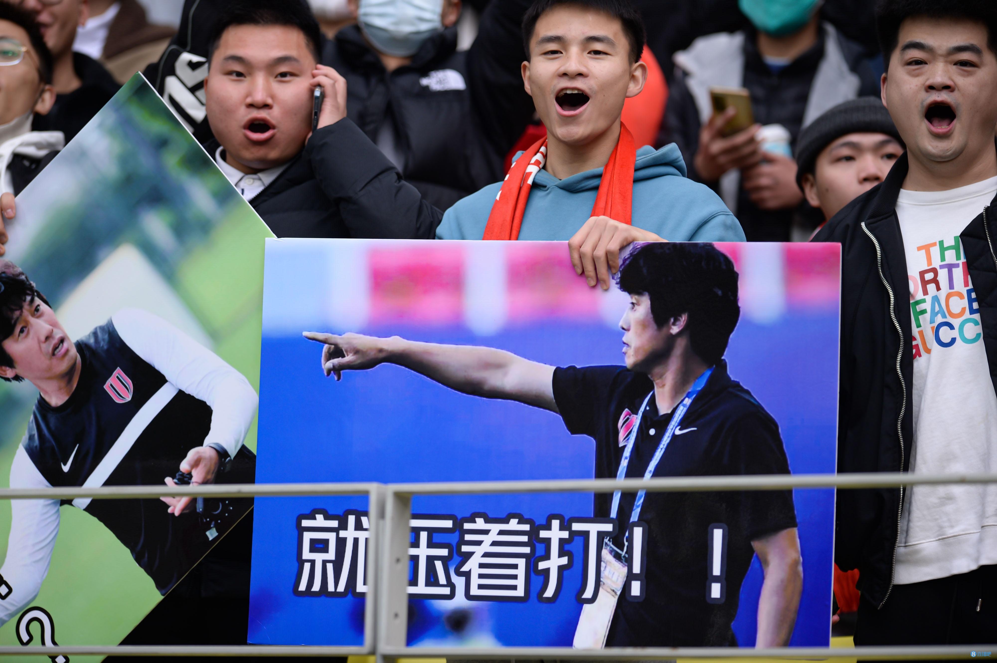 成都球迷创意无限：现场展示徐正源专属表情包！你 get 到了吗？