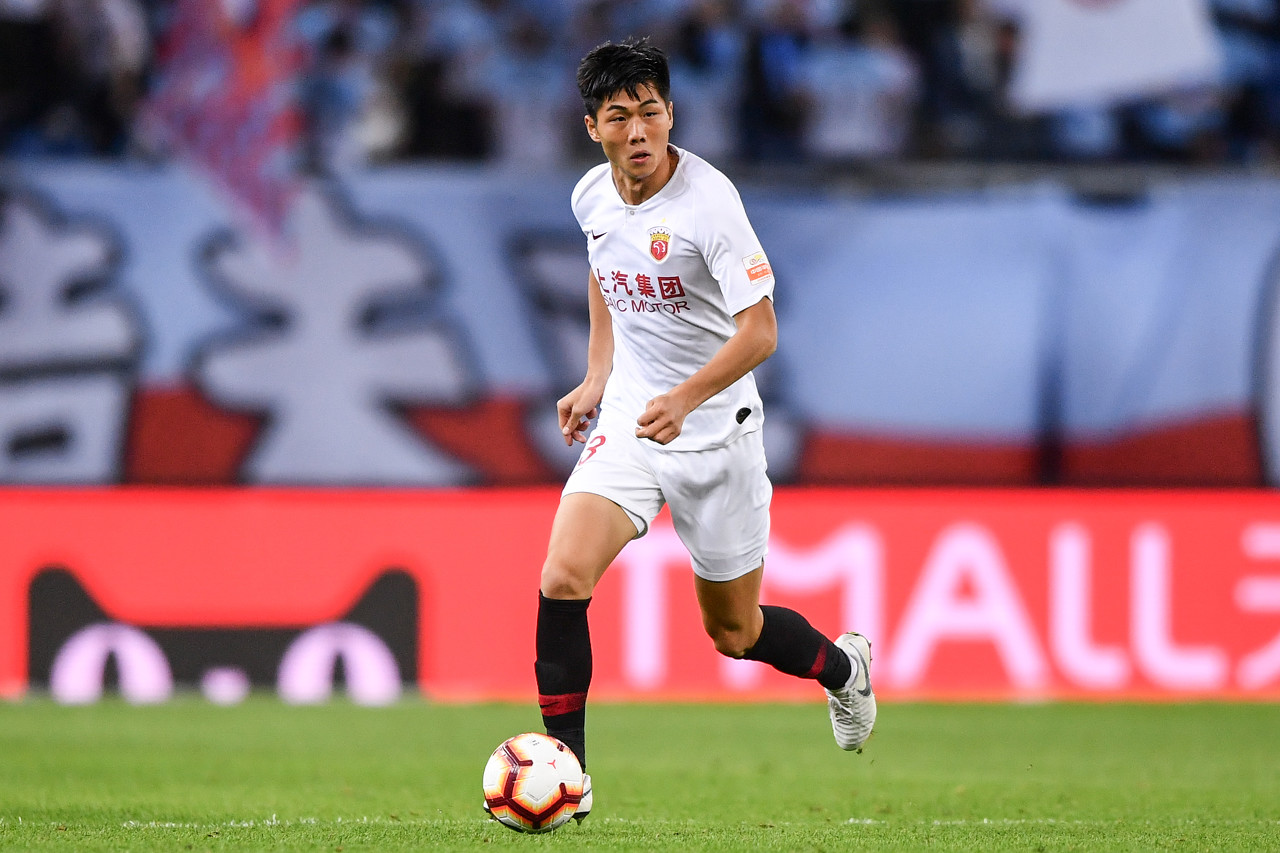 防守稳健！26岁中卫魏震首次代表国足出场