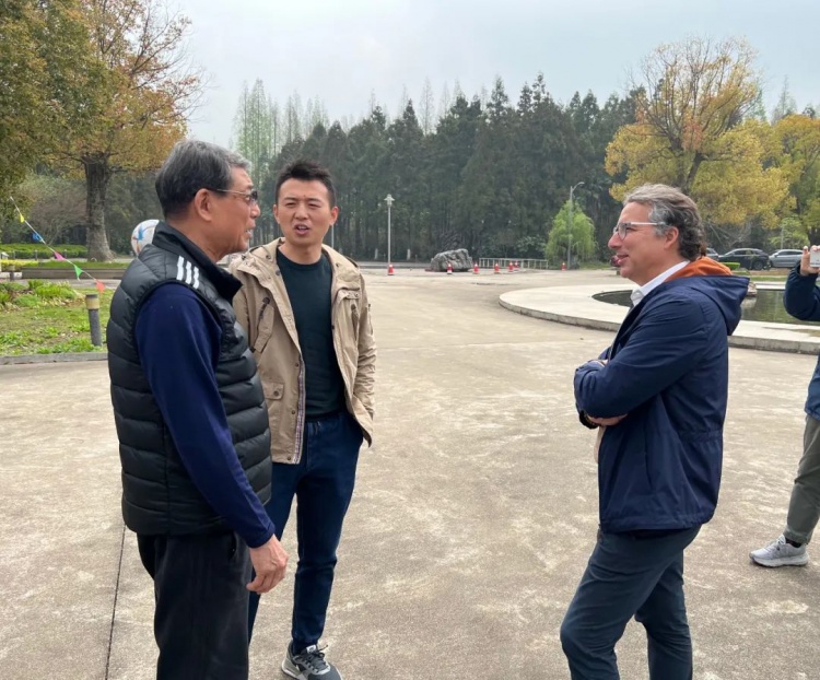 哈维尔拜访徐根宝寻求帮助
