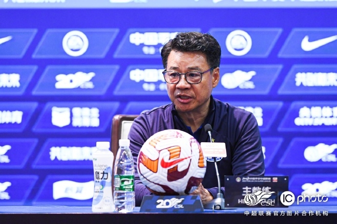 吴金贵携爱将吴曦亮相申花对阵泰山赛前新闻会