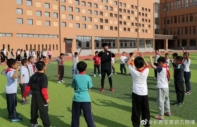亚泰带球技巧教小学生