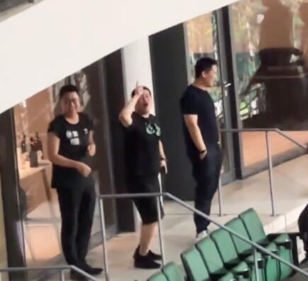 中超赛场再起纷争，沧州球迷受辱骂与中指侮辱