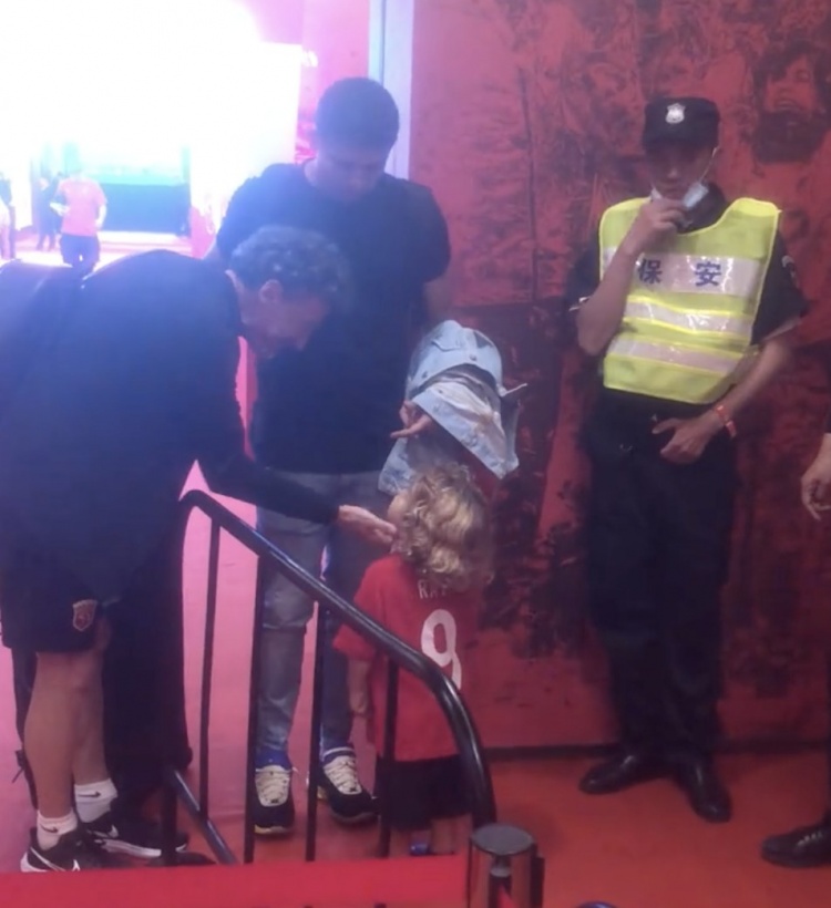 球场对手场下挚友：艾克森真情告别