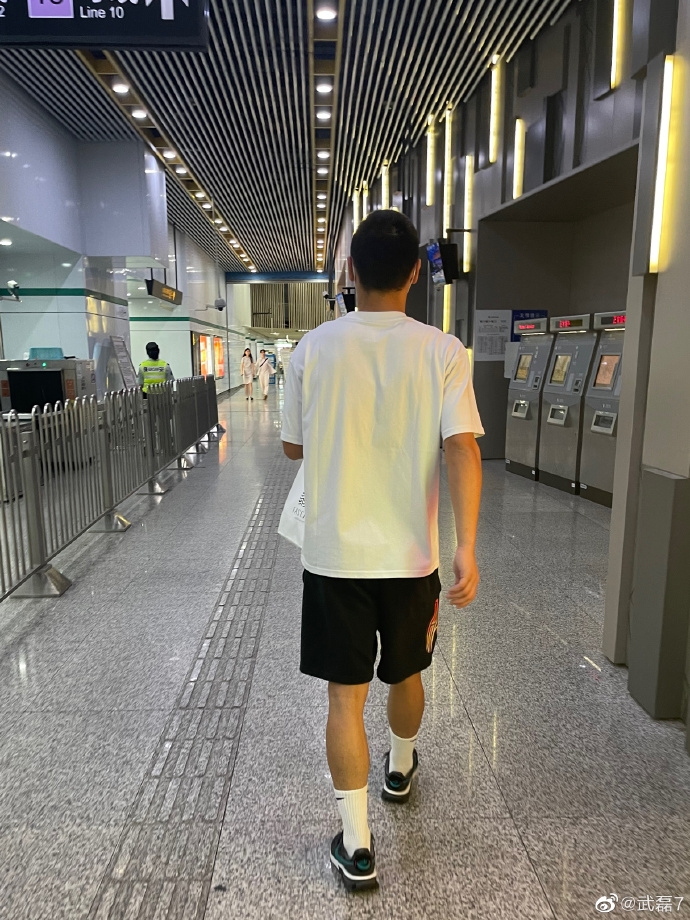 端午节来临，武磊倡导绿色出行
