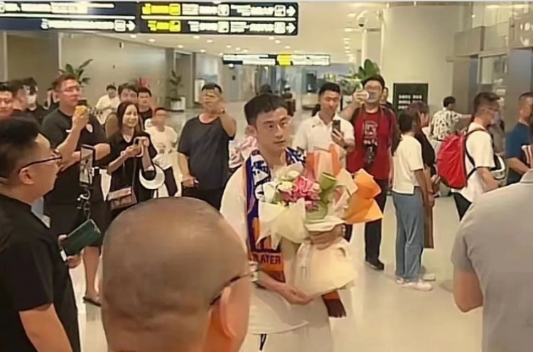 青岛球迷热情迎接新援彭欣力