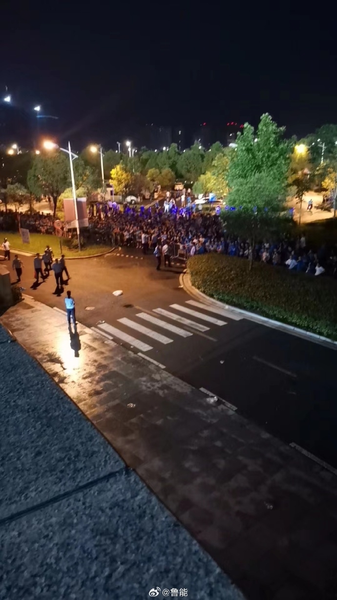 球迷冲突升级：泰山与南通球迷对峙