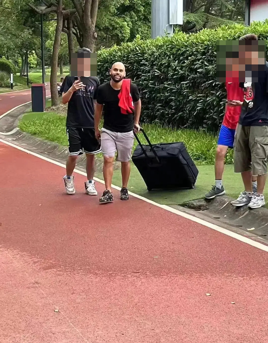行李箱在手海港外援或将离开