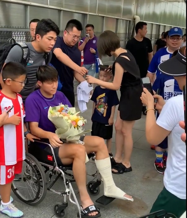 津门虎坐轮椅获粉丝鲜花祝福