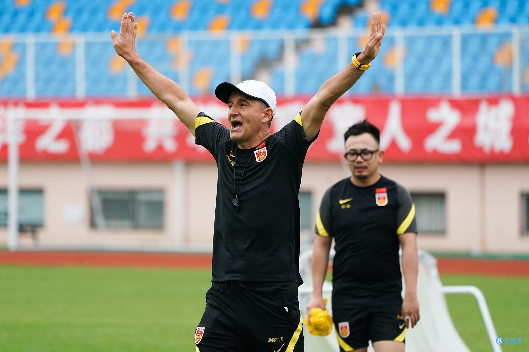 记者：扬科维奇为何被认为廉价且顺从