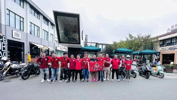 数百辆摩托载球迷驰骋客场
