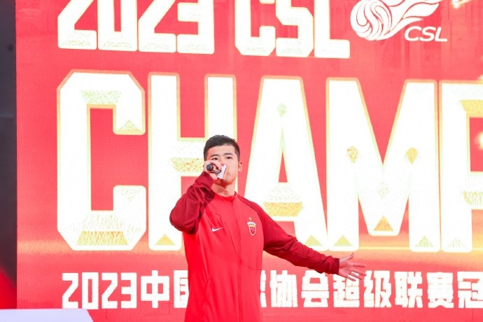 球迷合唱响应《冠军的心》