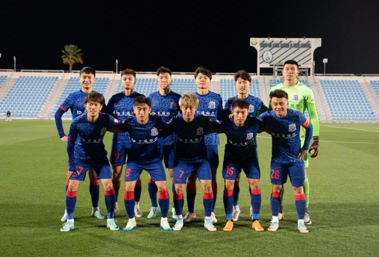 四位球员合力制胜