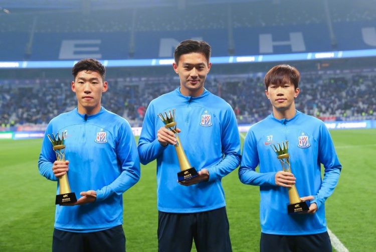 张锐颁发23年中超最佳阵容奖给朱辰杰等人