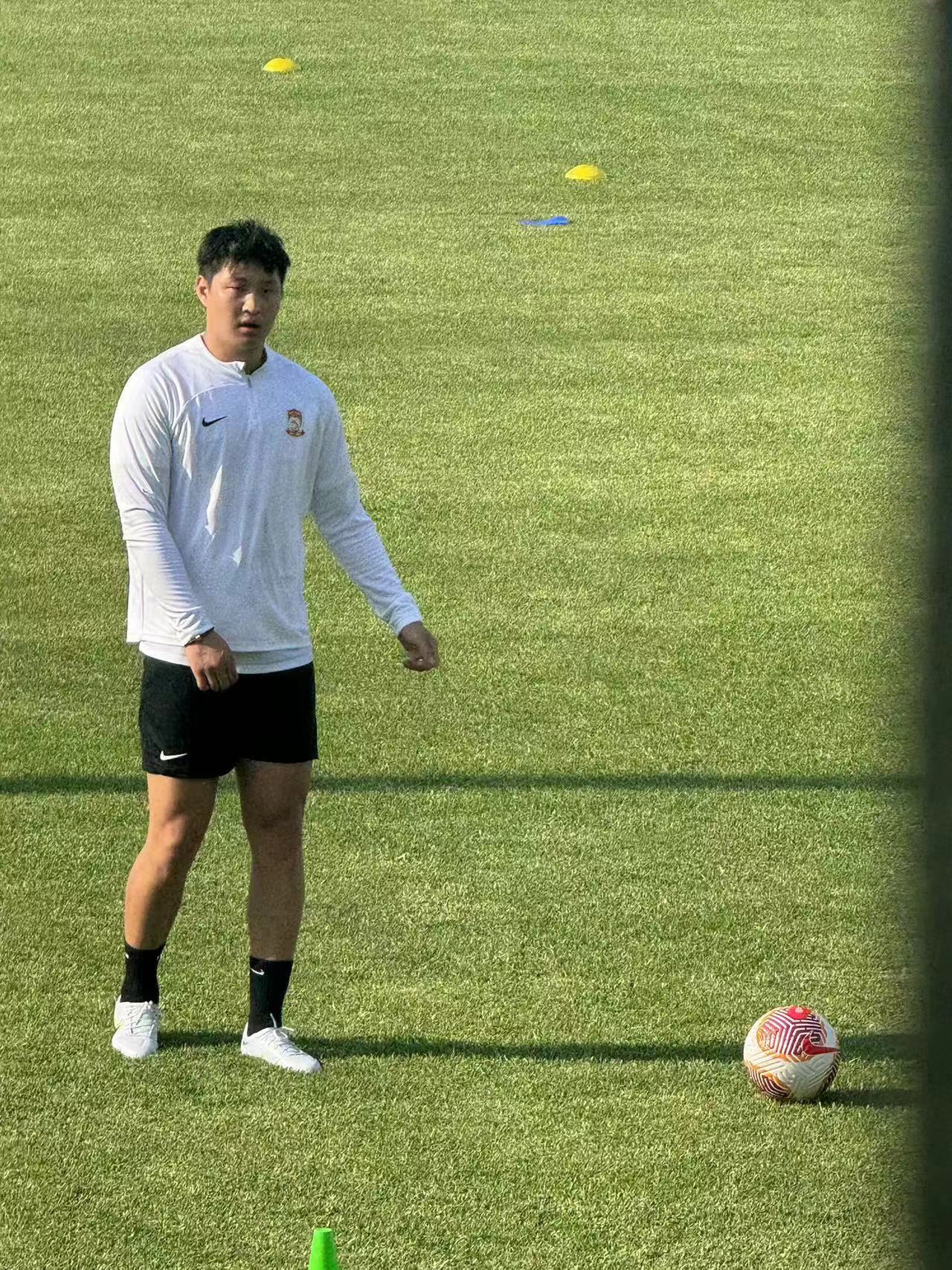 郭田雨训练场边获鼓舞