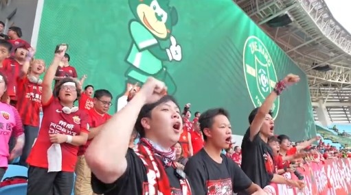 球迷们在海港看台上齐声歌唱