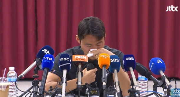 孙准浩发布会现场直击：泪洒发布会