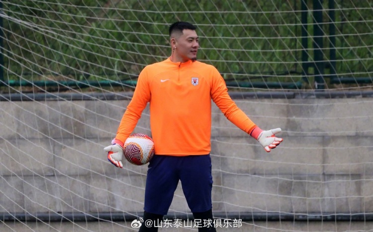 雨中训练迎战强敌武汉三镇