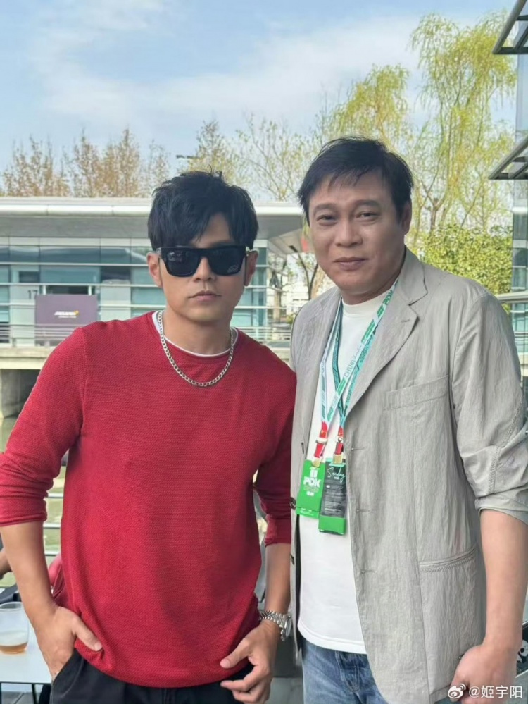 F1赛事中偶遇体育名将与娱乐天王
