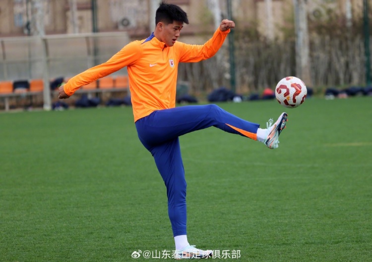 彭啸、依木兰与陈泽仕参与训练