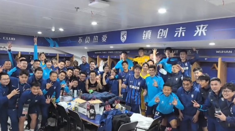 首个主场告捷！三镇全员齐声助威