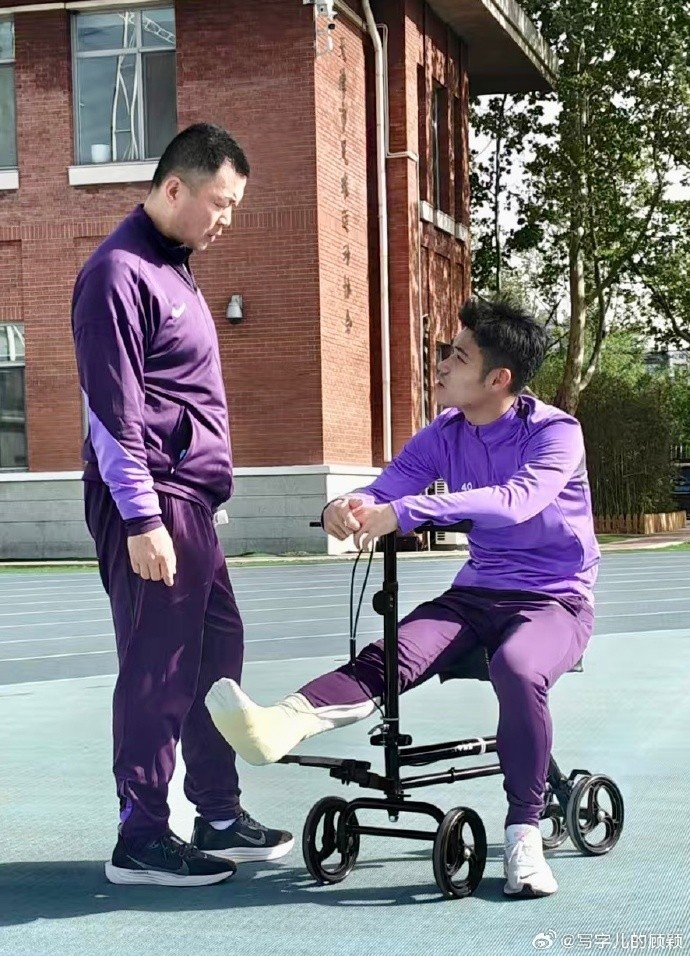 石炎带伤参与赛季全家福